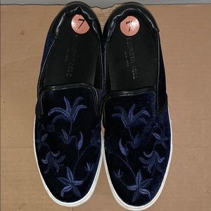 Kenneth Cole blue velvet size 7